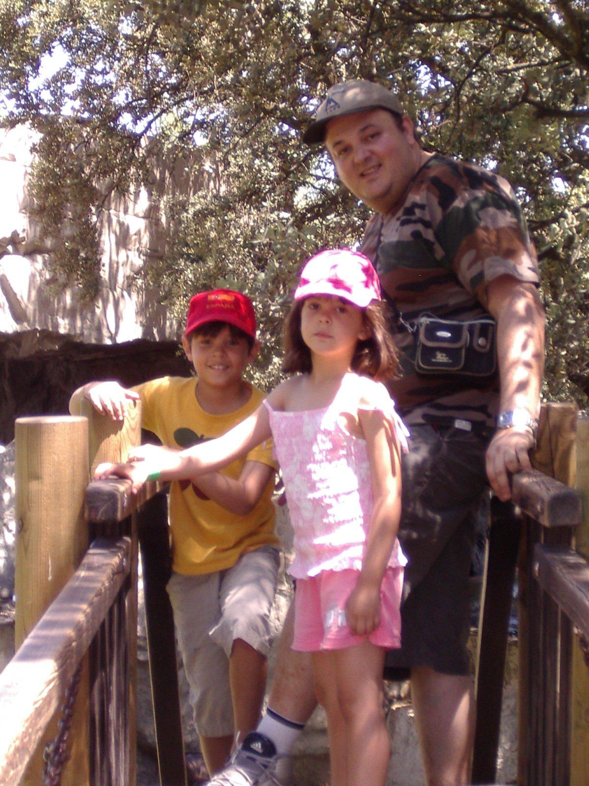 Con los peques en el puente de la montaña rusa de Agua