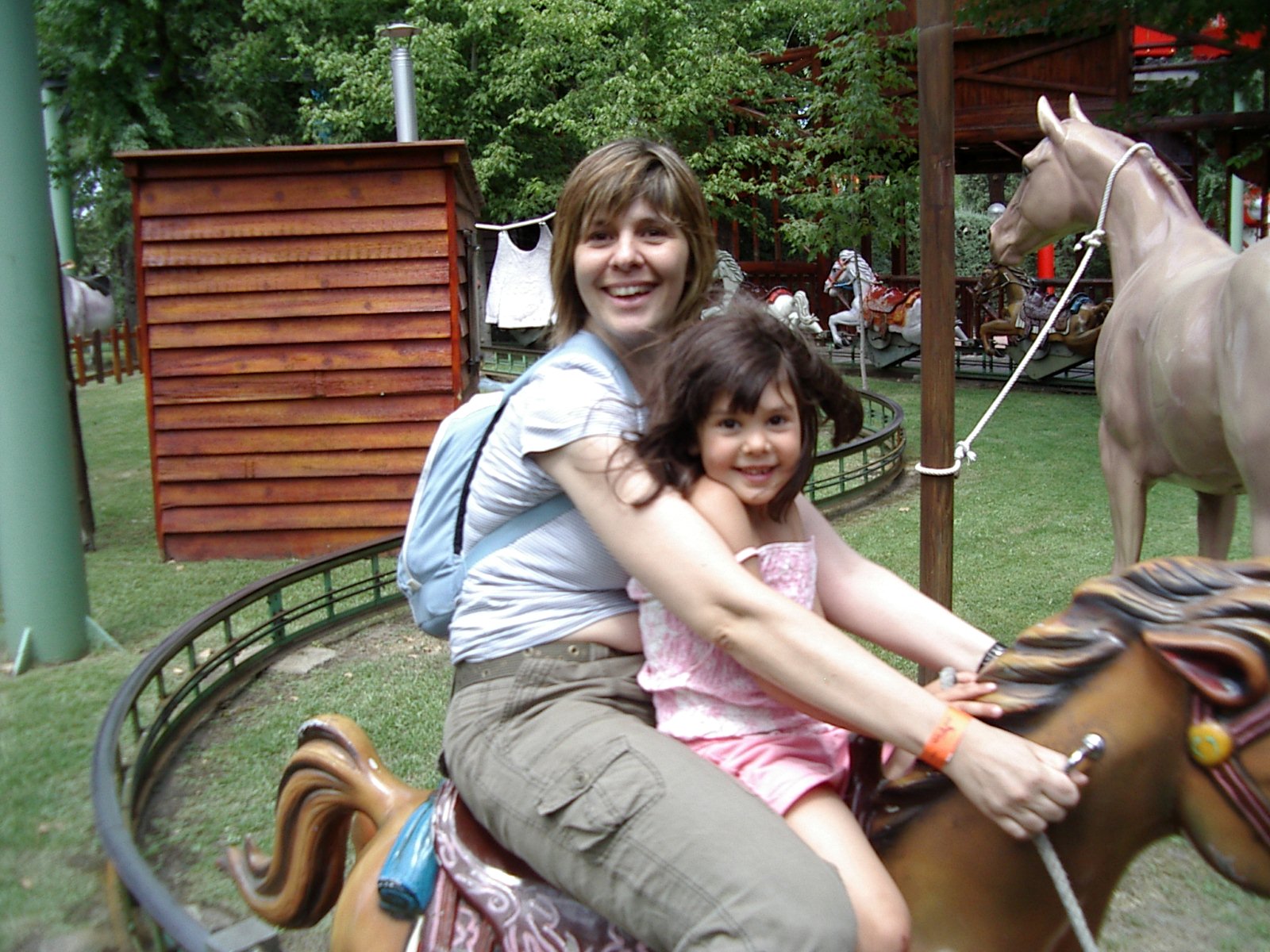 La tia y su sobri cabalgando...
